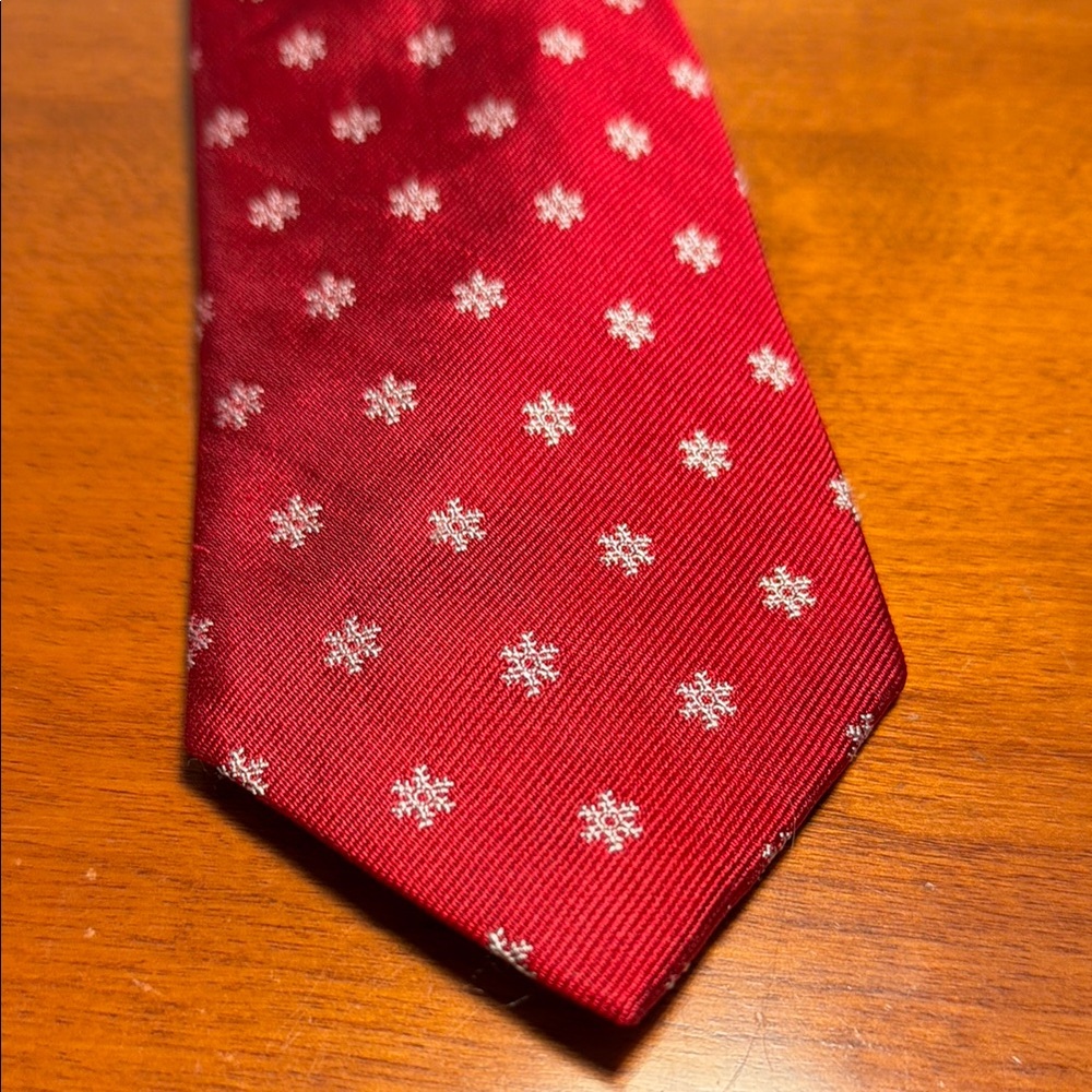 Elegant Red Snowflake Patterned Tie